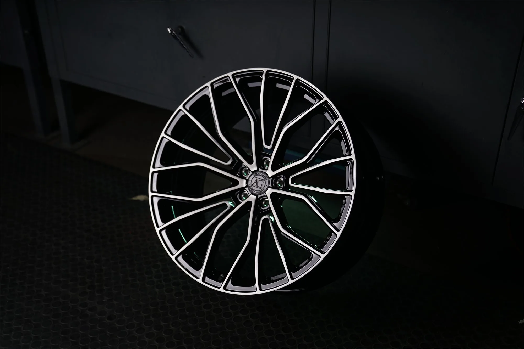 Signature Line AGL67 — Gloss Black, Brushed Face