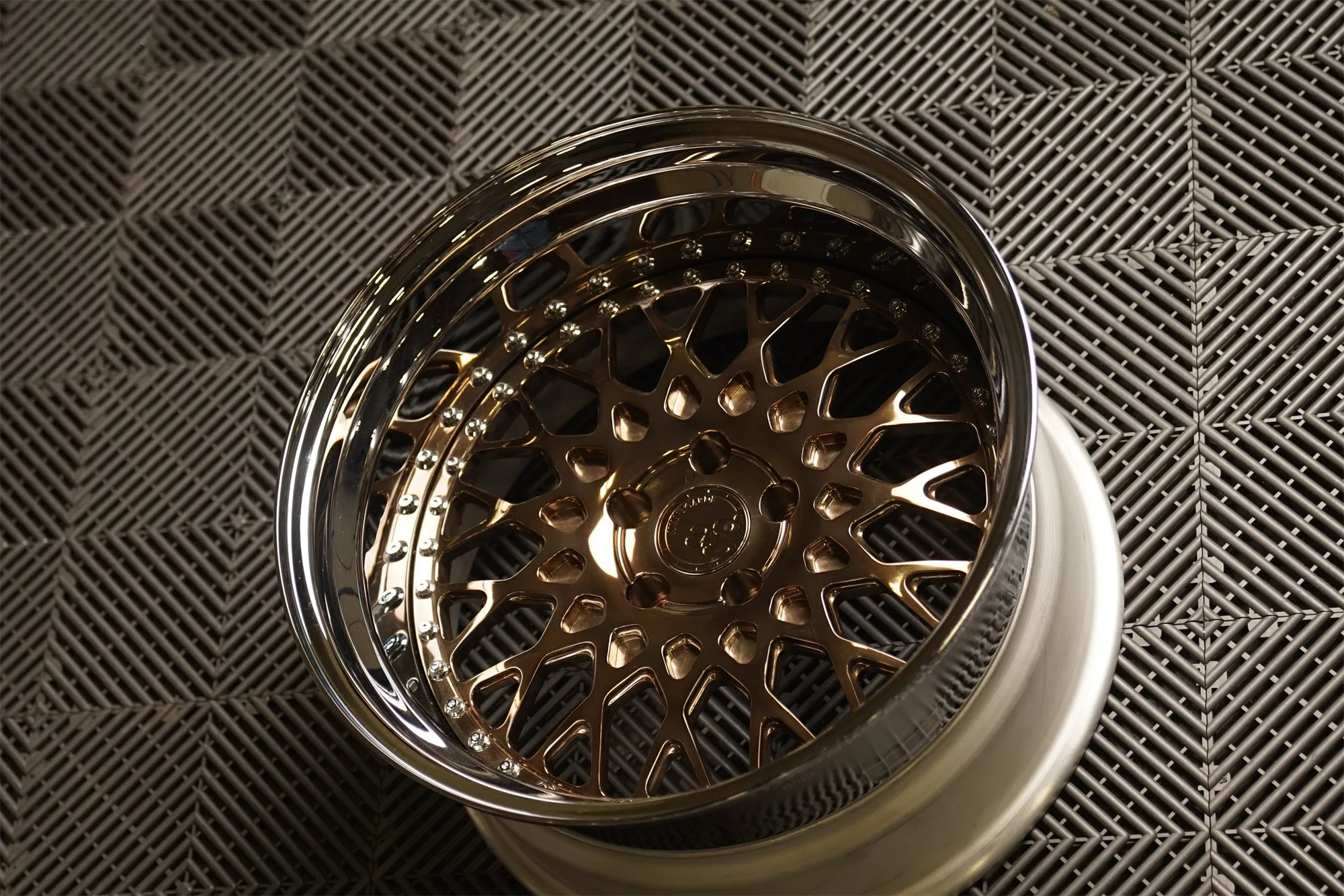 F141 in polished liquid bronze with chrome lip